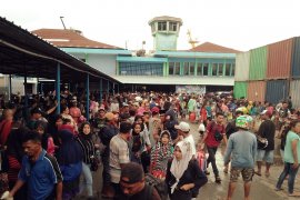 Arus balik dua kapal Pelni masuk pelabuhan Yos Sudarso angkut ribuan penumpang