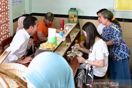 Presiden Jokowi ajak keluarganya nikmati soto khas Solo