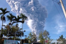 Gunung Sinabung keluarkan abu vulkanik