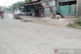 Masyarakat berharap jalan  rusak di Gunungsitoli diperbaiki