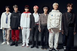 Grup vokal BTS kenakan busana lama pada BTS Festa 2019