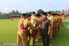 Usai libur lebaran ASN Sijunjung bersalaman dihari pertama masuk kerja