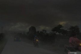 Abu vulkanik akibat erupsi Gunung Sinabung sampai Aceh Selatan