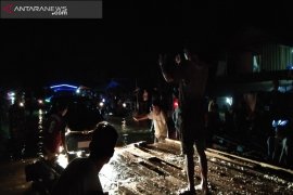 Rakit digunakan Warga Andadowi Konawe menyeberangkan mobil