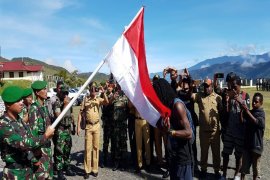 Mantan ajudan Goliat Tabuni cium Bendera Merah Putih setelah kembali ke NKRI