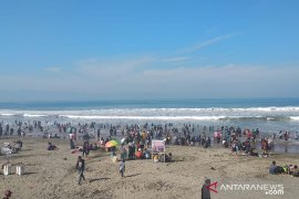 Wisatawan masih ramaikan pantai di Sukabumi