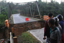 Jalan Trans-Sulawesi putus akibat banjir