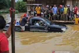 SUNGAI POHARA MELUAP DI JALAN TRANS SULAWESI Page 1 Small