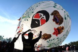 Untung tidak ada penerbangan, balon udara mendarat di Bandara Ahmad Yani