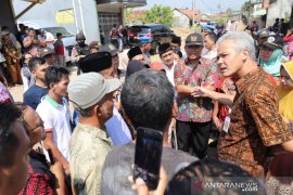 Gubernur Jawa Tengah periksa jalan rusak di Pekalongan