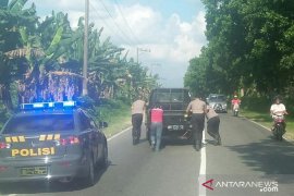 Patut dicontoh, Kapolres Labuhanbatu bantu dorong mobil mogok di Jalinsum