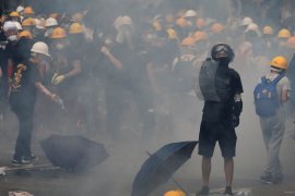 Para pengunjuk rasa Hong Kong bentrok dengan  polisi