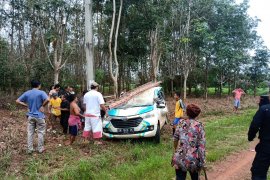 Mobil PLN tabrak tiang listrik satu orang tewas