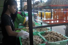 Peningkatan permintaan makanan khas pempek di musim libur lebaran Page 2 Small