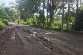 Warga Muaratara keluhkan jalan rusak