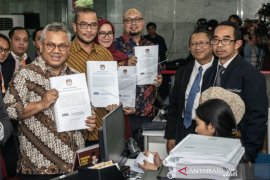 KPU SERAHKAN ALAT BUKTI KE MK Page 1 Small