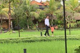 Jokowi momong Jan Ethes di Bali