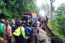 Jalur selatan penghubung Lumajang-Malang kembali longsor