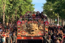 Presiden Jokowi naiki kendaraan hias dalam pawai PKB 2019