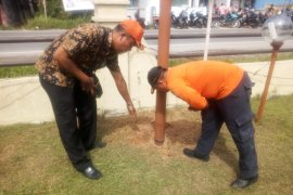 Uap panas keluar dari tanah di halaman kantor Polsek Simpang Empat Asahan