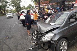 Dua mobil tabrakan di depan Kantor DPRD Bandarlampung Page 1 Small