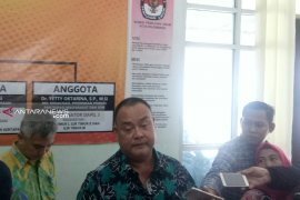 Lima tersangka komisioner KPU Palembang mengikuti proses hukum