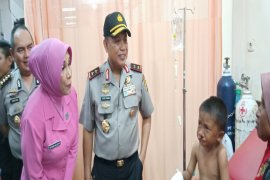 Orang tua menangis haru mengucapkan terima kasih