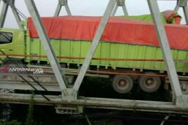 Kendaraan diarahkan ke Tol Kayuagung akibat jembatan ambruk