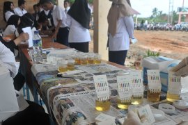 Tes urine siswa baru di SMK Negeri 8 Palembang Page 2 Small