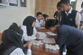 Tes urine siswa baru di SMK Negeri 8 Palembang Page 5 Small