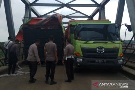 Truk besar melebihi kapasitas melintasi, Jembatan Way Mesuji ambles Page 2 Small