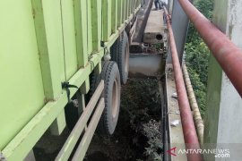 Truk besar melebihi kapasitas melintasi, Jembatan Way Mesuji ambles Page 3 Small