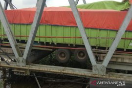 Truk besar melebihi kapasitas melintasi, Jembatan Way Mesuji ambles Page 1 Small