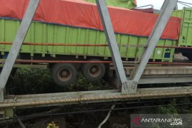 Truk besar melebihi kapasitas melintasi, Jembatan Way Mesuji ambles Page 6 Small