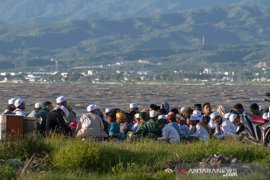 Zikir di bekas lokasi tsunami Page 1 Small