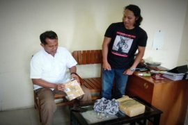 Seorang pria ditangkap saat mengambil paket berisi satu kilogram ganja