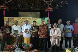 Prof Dibia persembahkan buku untuk Sang Guru Poedijono