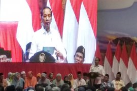 Jokowi minta masyarakat Gresik hati-hati pegang sertifikat tanah (Video)