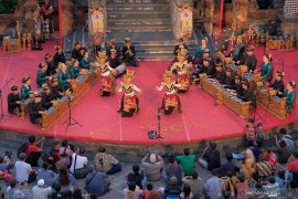 Seniman Amerika Serikat mainkan gamelan khas Bali