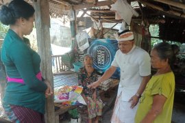 Dinas Sosial Bali bantu nenek yang hidup di gubuk reyot
