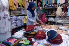 Penjualan seragam sekolah di Pasar Raya Padang masih sepi