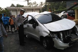 Avanza delapan penumpang dari Padang kecelakaan di Jalan Lintas Sumatera Parapat, satu meninggal