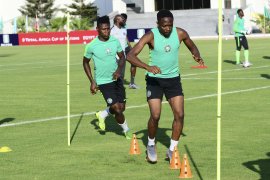 Pesepak bola Samuel Kalu sempat ambruk karena dehidrasi