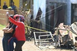 Dua wanita ini swafoto di lokasi kebakaran pabrik mancis