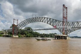 Debit Sungai Barito naik, tongkang dilarang melintasi jembatan KH Hasan Basri