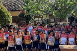 Alfamart salurkan ratusan perlengkapan sekolah di Bali