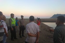 Petugas evakuasi santri tenggelam di muara Pantai Tulungagung