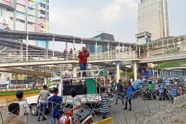 Demonstran tutup Jalan Thamrin dengan mobil