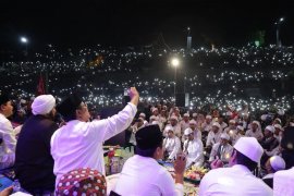 Shalawatan bareng Habib Syech di "Pintu Langit" Ledug Pasuruan