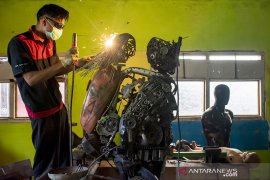 Pemanfaatan onderdil motor bekas menjadi robot